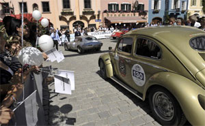 Fahrzeugparade: Mille Miglia Ovali-Kfer bei der Einfahrt nach Kitzbhel