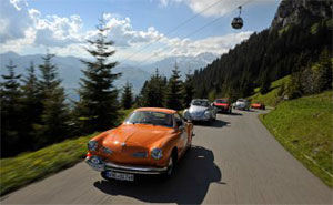 Volkswagen Klassiker vor Alpenkulisse: Karmann Ghia Typ 14, 1303 Kfer Cabriolet, Golf I GTD, Herbie und Apal Buggy