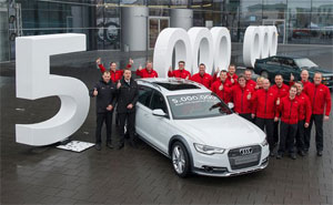 Werkleiter Fred Schulze und Audi-Mitarbeiter feiern den 5-millionsten Audi mit quattro-Antrieb