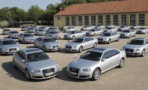 Eine Flotte von 155 silbernen Audi A8