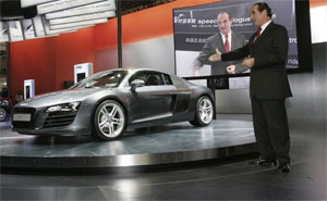 Ralph Weyler präsentiert den Audi R8 auf der Beijing Motorshow