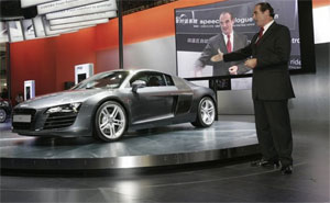 Ralph Weyler prsentiert den Audi R8 auf der Beijing Motorshow