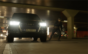 Captain America (Chris Evans) neben dem Audi SQ7 TDI