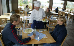 Mattias Ekstrm mit seiner Schwester Mona und Tina Thrner