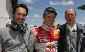 Renningenieur Alex Stehlig, Mattias Ekstrm und Audi Motorsportchef Dr. Wolfgang Ullrich freieren die Pole Position