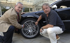 Keke Rosberg bei der Übergabe seines Audi S8 durch Prof. Dr. Martin Winterkorn