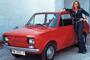 1978: Bond Girl Ursula Andress und der SEAT 133