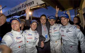 Das siegreiche Audi Sport UK Team Veloqx: Johnny Herbert, Allan McNish, Sam Li, Pierre Kaffer und Jamie Davies (von links)