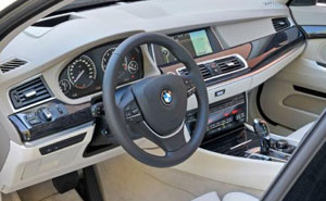 Seit September 2009 fertigt BMW die Instrumententafel seines BMW 5 GT mit IMC-Sprhhaut In-Mould-Coating