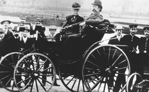 Bertha Benz neben ihrem Gatten Carl Benz in einem Benz Victoria, Modell 1894