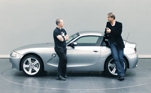 Joshua Davis im Gesprch mit Adrian van Hooydonk, Director of Design BMW Automobile, vor dem BMW Z4 Coup