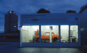 Aufbau des BMW 2002 tii in der Glsernen Werkstatt, BMW Museum am Olympiaturm Mnchen