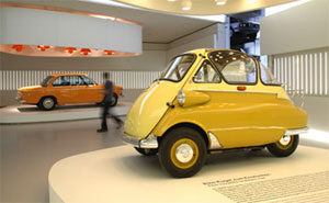 BMW Isetta 250 und BMW 2002 ti im BMW Museum