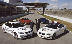 Professor Ulrich Bruhnke bei der Schlsselbergabe der BMW Safety Cars fr die MotoGP an Carmelo Ezpeleta