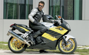BMW Motorrad Fahrerausstattung, Kollektion ProRace: Anzug mit Knieschleifern, Stiefeln und Handschuhen und Helm SportIntegral Carbon 