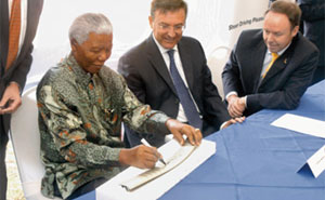 Nelson Mandela, Dr. Norbert Reithofer und Ian Robertson whrend der Ankndigung einer Wohlttigkeitsaktion
