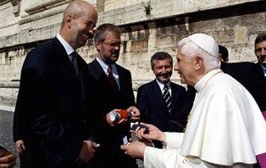 Schlsselbergabe des BMW X5 an Papst Benedikt XVI