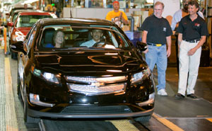 Barack Obama fhrt Chevrolet Volt im GM-Montagewerk