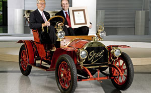 Der Prsident des KVDA, Prof. Dr. Eckart Wernicke, und Opel-Vertriebschef Thomas Owsianski im historischen Doktorwagen