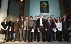 Die Stipendien-Gewinner mit dem Vorsitzenden des Porsche-Vorstandes, Dr. Wendelin Wiedeking (Mitte), Kultusminister Helmut Rau (6.v.r.) und dem Vorsitzenden des Porsche-Aufsichtsrates, Dr. Wolfgang Porsche (r.)