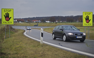 Leuchtend gelbe Warntafeln sollen Autofahrer vor Falschfahrten schtzen