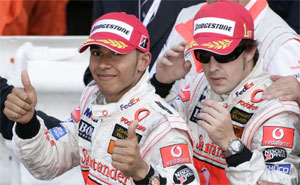 Fernando Alonso (rechts) mit Lewis Hamilton