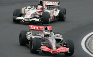 Pedro de la Rosa, Team McLaren Mercedes, Zweiter, vor Rubens Barrichello (Honda)