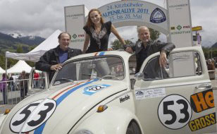 Gruppenbild mit Herbie: Herbert Knaup, Andrea Sawatzki und Christian Berkel (v.l.n.r.) vor dem Start zur 24. Kitzbheler Alpenrallye