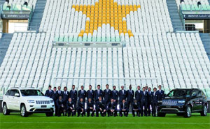 Juventus-Team und zwei Jeep Grand Cherokee im Stadion