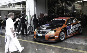Mario Kotaska gart Rinderfilt im Lexus IS F CCS-R