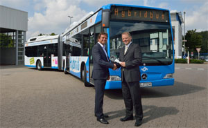 Eckhard Schlfke, Betriebsleiter Verkehrsbetrieb Stadtwerke Mnster, Ulrich Piotrowski, Leiter Markteinfhrung Mercedes-Benz Hybridbusse (v. l. n. r.)