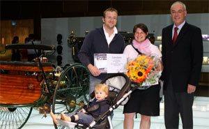 Jan Tiltmann (links), Katharina Starker und Sohn Julius mit Michael Bock, Geschftsfhrer der Mercedes-Benz Museum GmbH