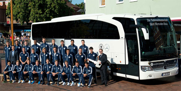 Deutsche Nationalmannschaft vor dem neuen Mannschaftsbus