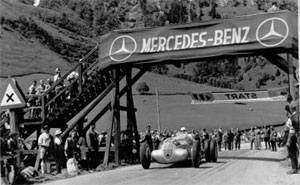 Training zum Groglockner-Bergrennen am 06. August 1939. Der sptere Sieger Hermann Lang (Startnummer 128) mit einem Mercedes-Benz W 125 Bergrennwagen mit 5,6-Liter-Motor, zum Versuch der Traktionsverbesserung mit Doppelbereifung an der Hinterachse.