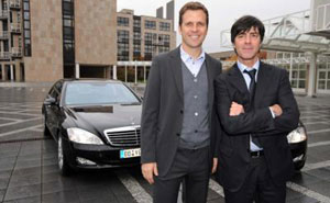 Oliver Bierhoff und Joachim Lw mit Mercedes-Benz S 400 BlueHYBRID