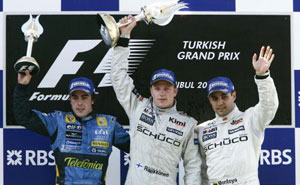 F1 Istanbul: Podium mit Sieger Kimi Rikknen (Mitte) und seinem McLaren-Mercedes Teamkollegen Juan Pablo Montoya (Dritter, rechts) und Fernando Alonso, Renault (links)