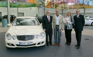 Dr. Eberhard Haller, Leiter Werk Sindelfingen, Christian Kugler, Taxiunternehmer, Erika Kugler (Mutter v. Christian Kugler), Alois hmann, Leiter Kundencenter Sindelfingen