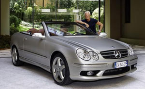 Modeschpfer Giorgio Armani mit seinem Mercedes-Benz CLK designo by Giorgio Armani