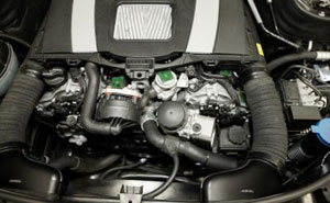Motorraum eines Mercedes-Benz GLK mit grnen On-metal RFID-Transpondern