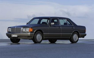 Die Mercedes-Benz S-Klasse der Modellreihe W 126 war im Dezember 1980 das erste Automobil mit Fahrer-Airbag und Gurtstraffer fr den Beifahrer