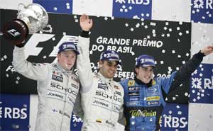 Kimi Rikknen, Zweiter (links) und sein McLaren-Mercedes Teamkollege Juan Pablo Montoya, Sieger (Mitte) mit Weltmeister Fernando Alonso, Renault, Dritter