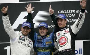 Juan Pablo Montoya, West McLaren Mercedes, Zweiter (links), neben Sieger Fernando Alonso und Jenso Button, Dritter (rechts)