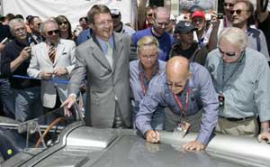 Sir Stirling Moss signiert den Mercedes-Benz 300 SLR 722 im Beisein von Dr. Eckhard Cordes, Vorstandsmitglied der DaimlerChrysler AG