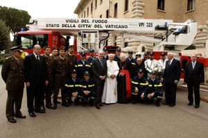 Papst Benedikt XVI erhlt ein Mercedes-Benz Econic-Feuerwehrfahrzeug von DaimlerChrysler Italia