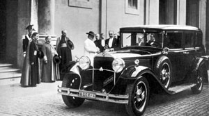 Der Pontifex Maximus und sein Mercedes: Papst Pius XI. nahm 1930 persnlich die Pullman-Limousine vom Typ Mercedes-Benz Nrburg 460 entgegen