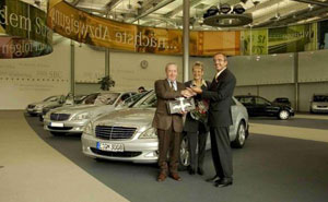 Erste neue Mercedes-Benz S-Klasse an Kunden ausgeliefert 