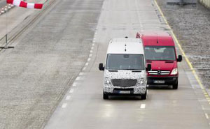 Der Seitenwind-Assistent hlt einen Transporter bei starken Ben sicher auf Kurs