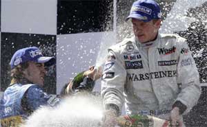 Kimi Rikknen, West McLaren Mercedes, gewinnt seinen dritten Grand Prix