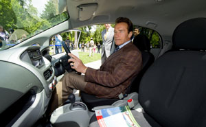 Arnold Schwarzenegger im i-MiEV