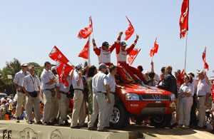 Nissan und McRae gewinnt Dakar-Finale